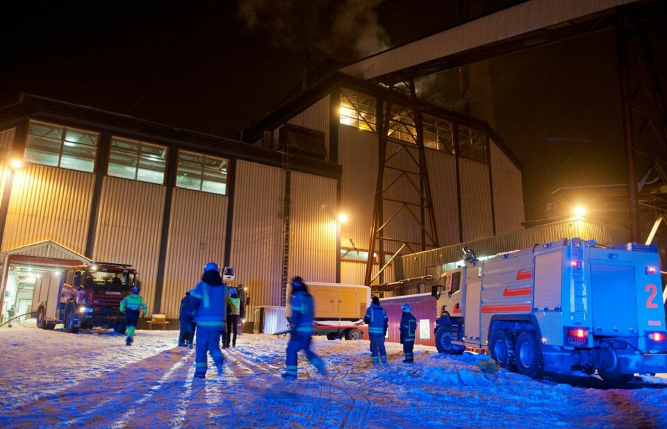 Det brenner i taket på Energiverket i Longyearbyen. Røykdykkere er inne i bygningen og slukker med vann.