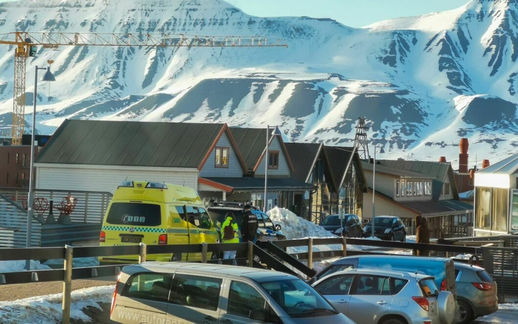HJULPET HJEM: To personer fikk bistand av Sysselmannen og sykebil i sentrum søndag kveld. HJULPET HJEM: To personer fikk bistand av Sysselmannen og sykebil i sentrum søndag kveld.