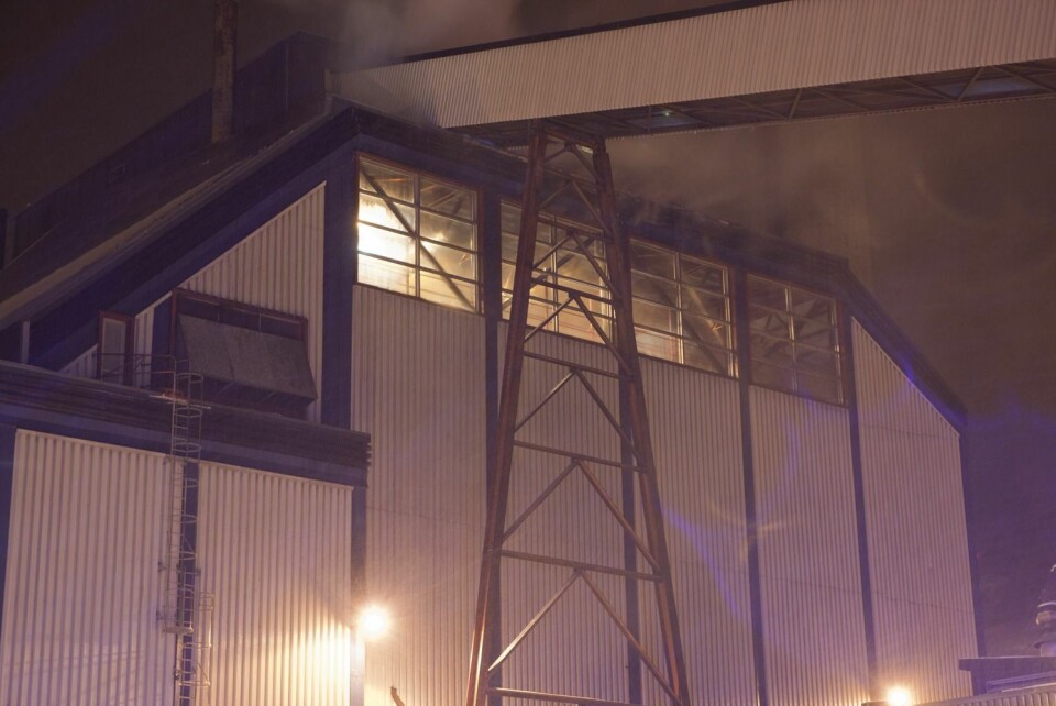 Det brenner innvendig i taket til Energiverket. Slokkingsarbeidet er vanskelig siden taket har flere lag. Det brenner innvendig i taket til Energiverket. Slokkingsarbeidet er vanskelig siden taket har flere lag.