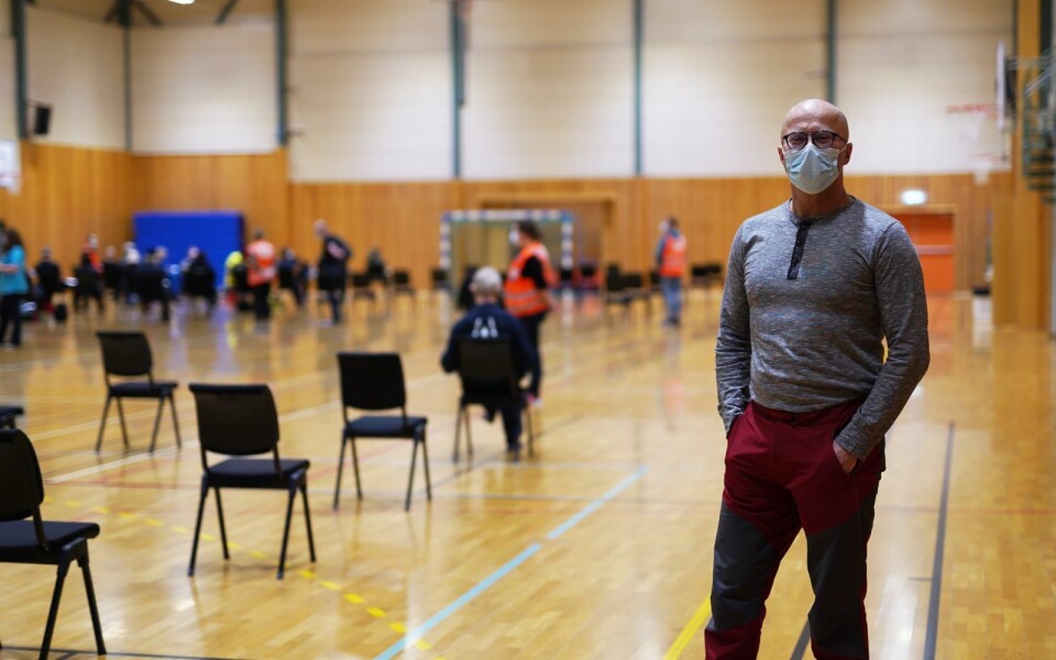 Godt fornøyd: Smittevernlege Knut Selmer var glad for at så mange møtte opp til vaksinering i Svalbardhallen. Godt fornøyd: Smittevernlege Knut Selmer var glad for at så mange møtte opp til vaksinering i Svalbardhallen.