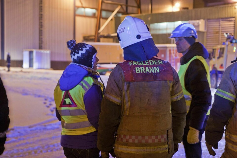 Bydrift-leder Marianne Aasen diskuterer situasjonen med brannsjef Jan Olav Sæter og Odd Jostein Sylte, vedlikeholdsleder ved Energiverket.