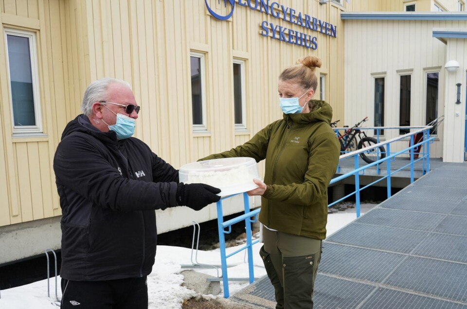 Kakefest: – Jeg vil overrekke deg denne kaka fordi dere er helt fantastiske, sier Tommy Albrigtsen til fagutviklingssykepleier Marthe Ødegård. Kakefest: – Jeg vil overrekke deg denne kaka fordi dere er helt fantastiske, sier Tommy Albrigtsen til fagutviklingssykepleier Marthe Ødegård.