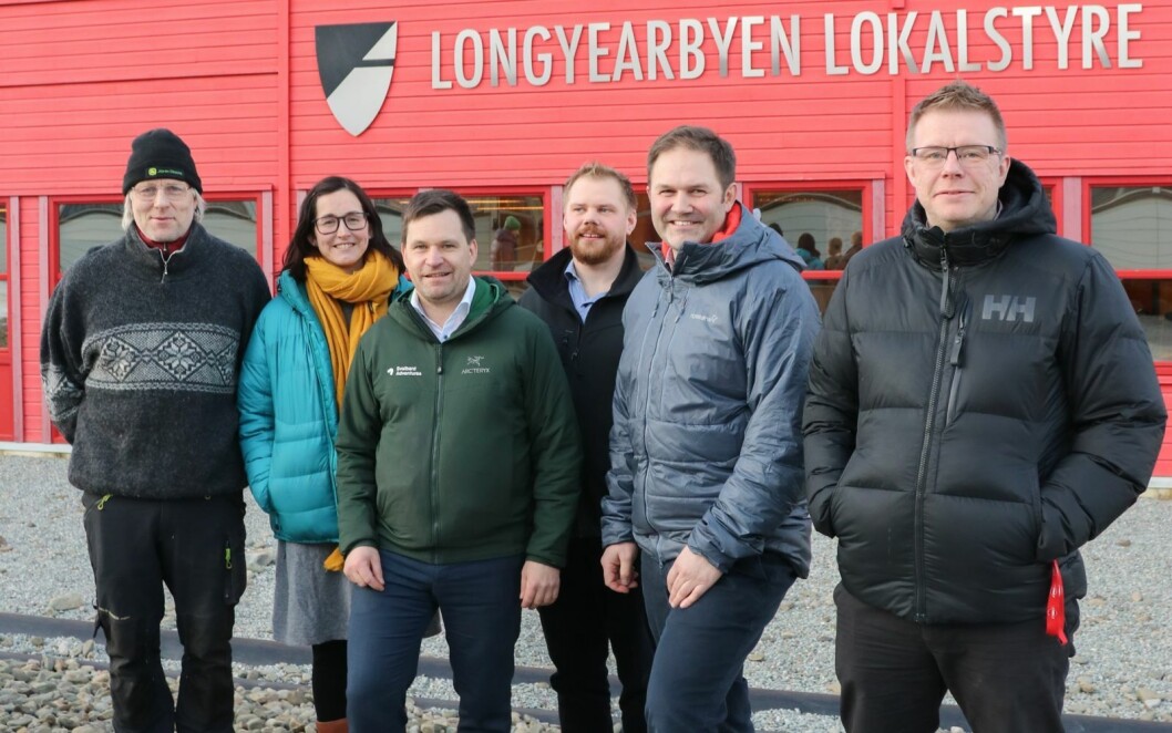 BRED FRONT: Polfarersamarbeidet svarer i dette innlegget på kritikken av vedtaket om Svalbardpakke 2. Bildet er fra da koalisjonen ble dannet og viser Jørn Dybdahl (f.v., Frp), Elise Strømseng (Ap), Stein-Ove Johannessen (H), Kjetil Figenschou (H), Arild Olsen (Ap) og Arnt Vegar Jensen (Frp). BRED FRONT: Polfarersamarbeidet svarer i dette innlegget på kritikken av vedtaket om Svalbardpakke 2. Bildet er fra da koalisjonen ble dannet og viser Jørn Dybdahl (f.v., Frp), Elise Strømseng (Ap), Stein-Ove Johannessen (H), Kjetil Figenschou (H), Arild Olsen (Ap) og Arnt Vegar Jensen (Frp).