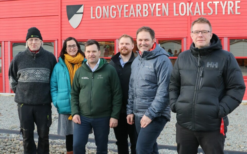 BRED FRONT: Polfarersamarbeidet svarer i dette innlegget på kritikken av vedtaket om Svalbardpakke 2. Bildet er fra da koalisjonen ble dannet og viser Jørn Dybdahl (f.v., Frp), Elise Strømseng (Ap), Stein-Ove Johannessen (H), Kjetil Figenschou (H), Arild Olsen (Ap) og Arnt Vegar Jensen (Frp).