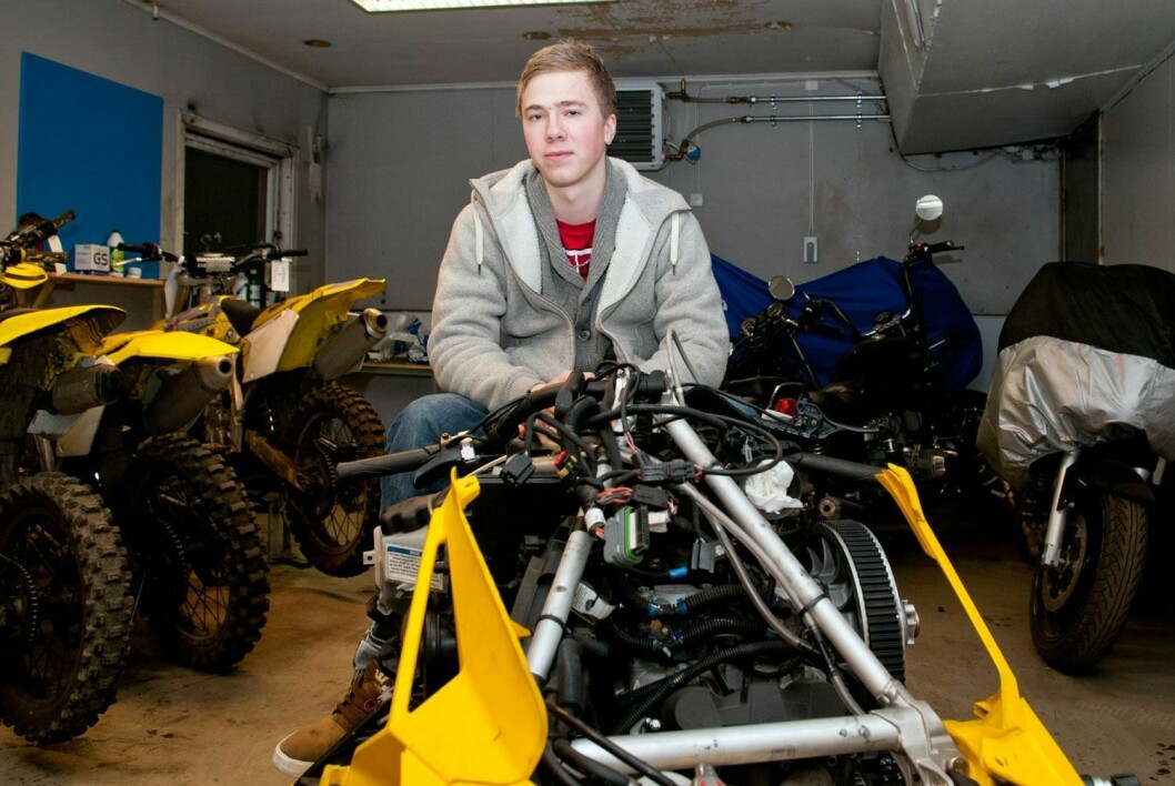 Motorglad: Martin Olsen (19) kjører både snøskuter og cross-motorsykkel, og sitter i styret i motorsportklubben. For tiden jobber han med å reparere skuteren etter en velt i fjor.