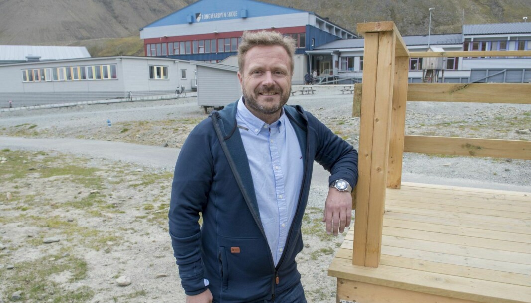 Rektor ved Longyearbyen skole, Frode Westby Thorstad sier at lokal utforming av hvordan reglene skal praktiseres blir bestemt av politikerne.