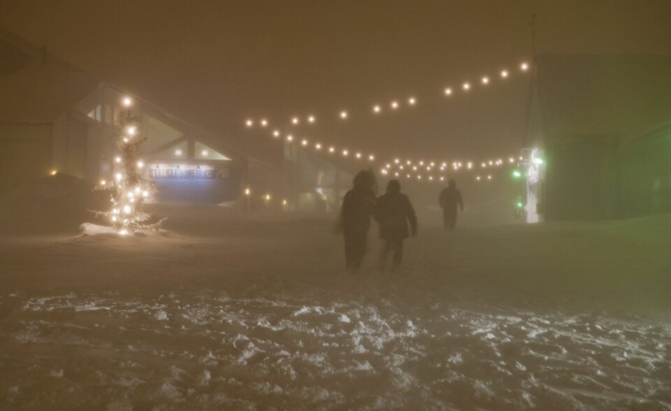 Det var mye vind og snøfokk i sentrum av Longyearbyen på formiddagen nyttårsaften. Ikke ideelt med tanke på fyrverkeri. Det var mye vind og snøfokk i sentrum av Longyearbyen på formiddagen nyttårsaften. Ikke ideelt med tanke på fyrverkeri.