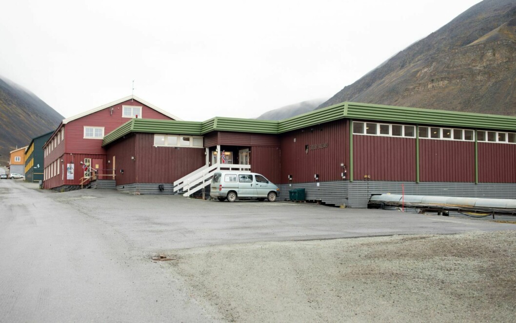 KUNST OG DRIFT: Lokale kunstnere kan overta driften av kunst- og håndverkssenteret i Nybyen. Galleri Svalbard, i lokalene nærmest, kan også bli kunstnerdrevet.