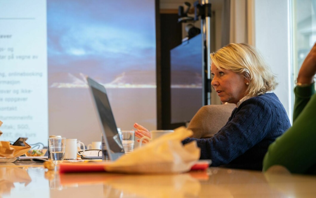 Svalbardminister Monica Mæland (H) forteller at det vil kunne komme endringer i Svalbard-tiltak i forbindelse med overgang til trinn 3 i gjenåpningsplanen. Her fra et Svalbard-besøk i fjor.
