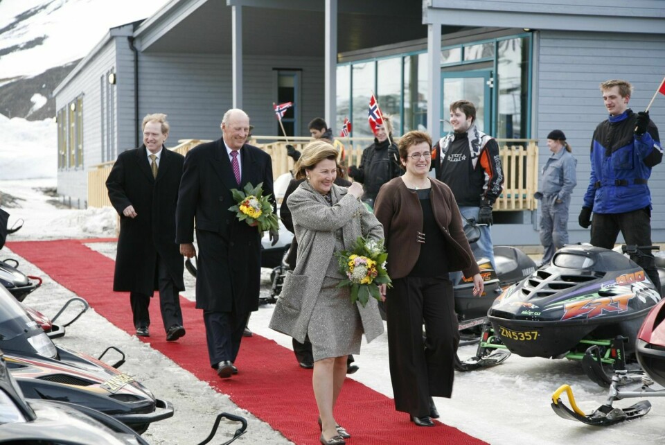 Dronning Sonja var i Longyearbyen med kong Harald i 2006. På bildet er kongeparet på vei fra besøk på skolen med daglig leder Anne Ellingsen i Oppvekstforetaket og tidligere sysselmann Per Sefland. Denne gangen kommer dronningen alene.