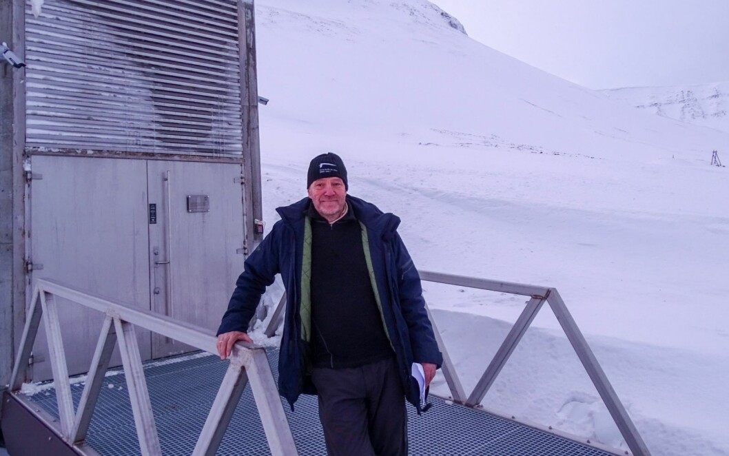 FRØLEVERANDØR: Åsmund Asdal ved Nordisk Genressurssenter, utenfor Svalbard Globale frøhvelv. FRØLEVERANDØR: Åsmund Asdal ved Nordisk Genressurssenter, utenfor Svalbard Globale frøhvelv.