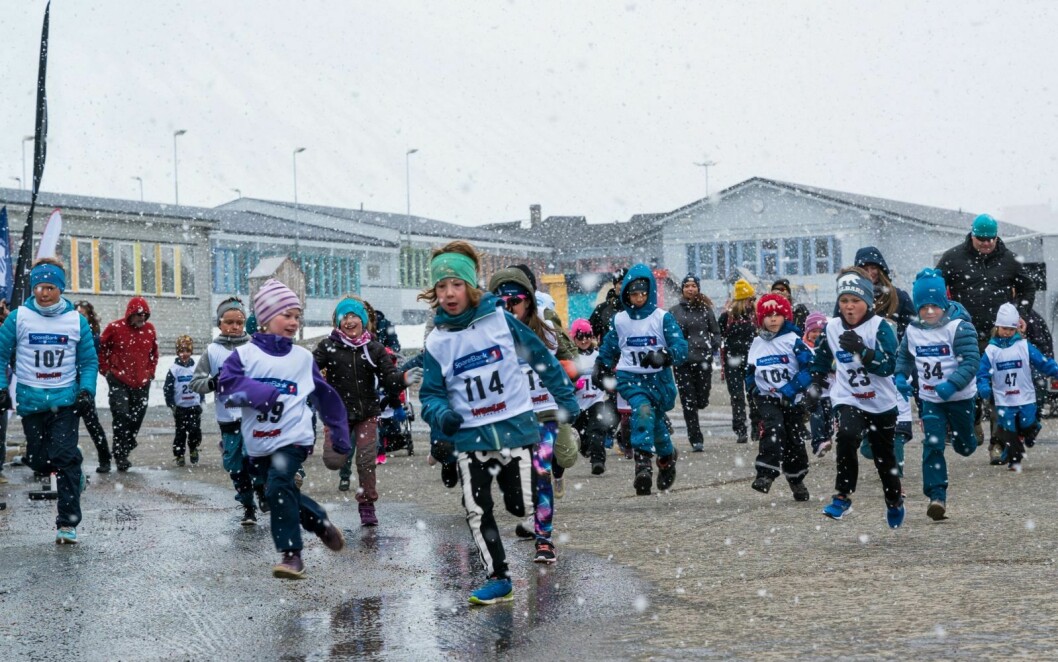 Løpe i snøvær, selv om kalenderen sier juni måned? Null problem for Svalbard-barna.