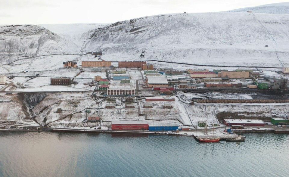 Den skadde mannen ble hentet fra sykehuset i Barentsburg og fløyet med helikopter til Longyearbyen.