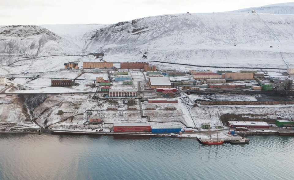 Den skadde mannen ble hentet fra sykehuset i Barentsburg og fløyet med helikopter til Longyearbyen. Den skadde mannen ble hentet fra sykehuset i Barentsburg og fløyet med helikopter til Longyearbyen.