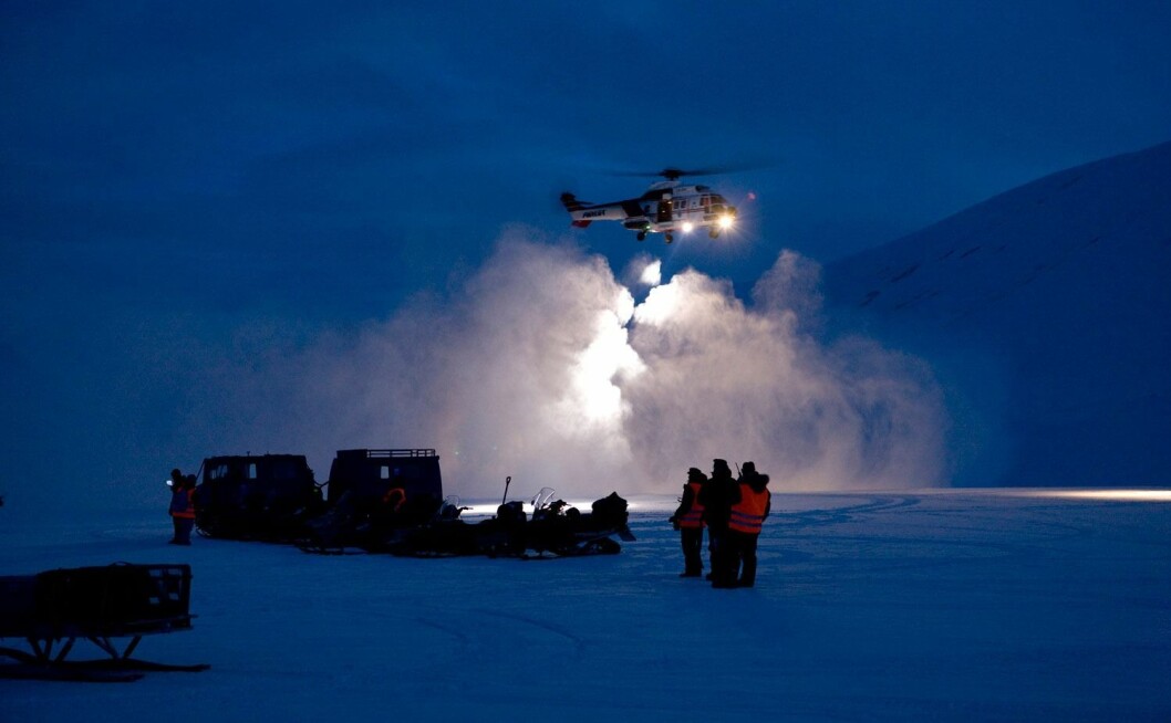 Super Puma-helikopteret og redningsmannskaper under en øvelse på Longyearbreen i januar 2010. Super Puma-helikopteret og redningsmannskaper under en øvelse på Longyearbreen i januar 2010.