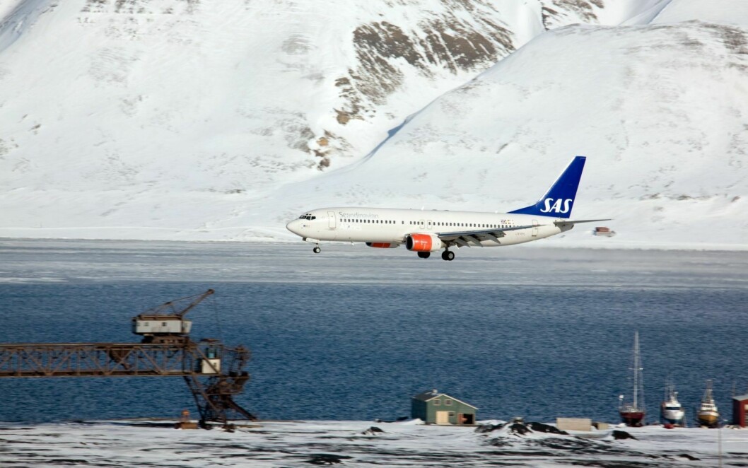 Sas-fly før landing i Longyearbyen.
