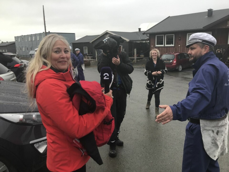 IMPROVISERT: Trond Strugstad og store deler av resten av Store Norske Mandskor, dukket opp under direktesendingen til TV2s Eli Kari Gjengedal utenfor Mary-Anns Polarrigg.