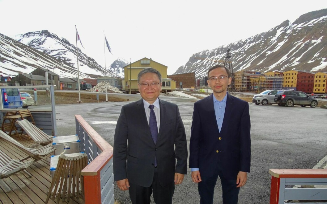 SYMBOLSK: Kasakhstans ambassadør til Norge, Yerkin Akhinzhanov (t.v.), her med rådgiver Talgat Zhumagulov, forteller om rikholdige dager på Svalbard. Viktig informasjon om landet er nå lagret i Gruve 3.