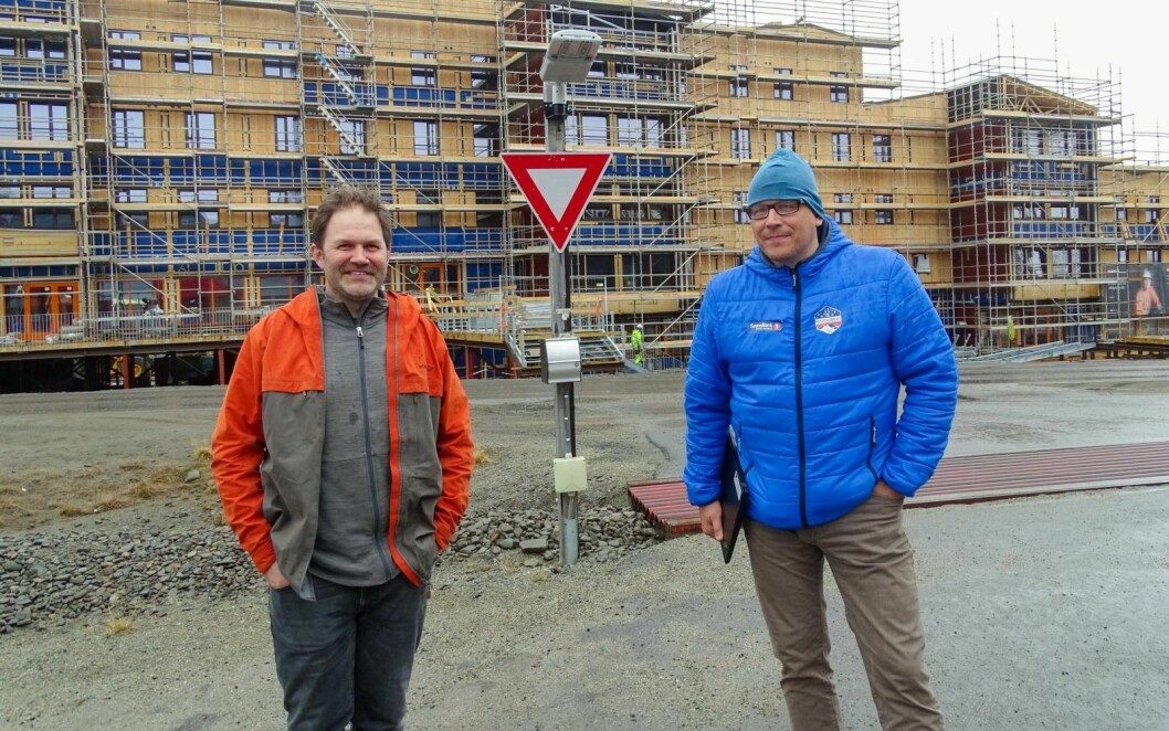STRIDBART: Lokalstyreleder Arild Olsen (t.v.) og næringssjef Lennarth Kvernmo i Longyearbyen lokalstyre har hittil administrert statlige støtteordninger i to omganger, med en ramme på til sammen 65 millioner kroner. De jobber for å få en tredje 