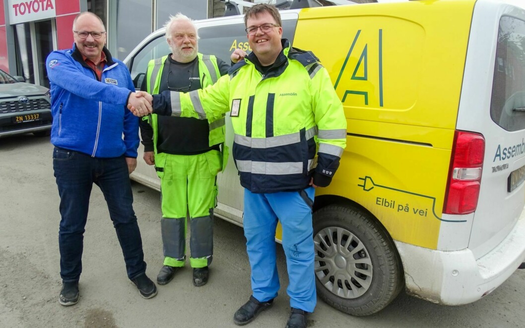 ELEKTRIFISERING: Assemblin elektrifiserer bilparken gradvis. Avdelingsleder Ryno Hansen (f.h.) og Michael Olnils er fornøyde med sin første el-Toyota og bestiller flere de fram mot 2024, til glede for daglig leder Roger Eriksen i Svalbard Auto.