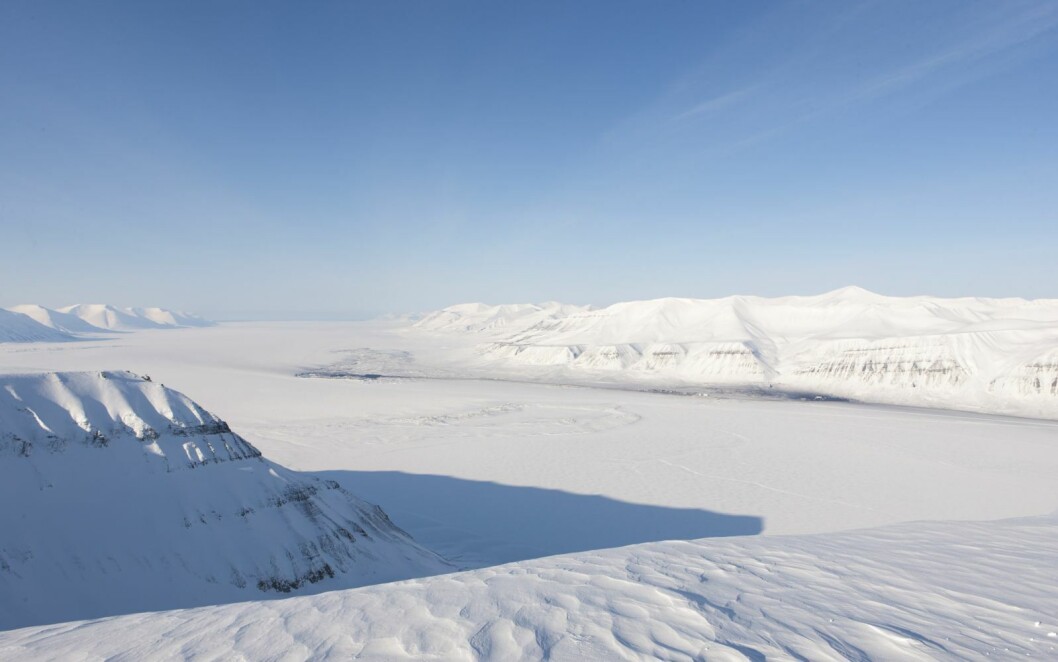 VAN MIJENFJORDEN: Fjorden er den mest isdekte på vestsiden av Spitsbergen, og er levested for isbjørn, sel og andre arter som er avhengige av havis. Samtidig er den stadig mer trafikkert av turister og fastboende, og det er årsaken til ønsket om å verne den. De to svarte områdene langs land er Kapp Amsterdam til venstre og Svea til høyre. VAN MIJENFJORDEN: Fjorden er den mest isdekte på vestsiden av Spitsbergen, og er levested for isbjørn, sel og andre arter som er avhengige av havis. Samtidig er den stadig mer trafikkert av turister og fastboende, og det er årsaken til ønsket om å verne den. De to svarte områdene langs land er Kapp Amsterdam til venstre og Svea til høyre.