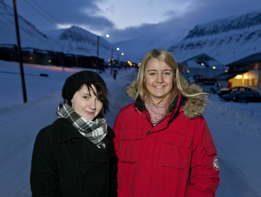 Ragnhild Beate Engan (t.v.) fra Bodø flyttet til Longyearbyen i 1997. Emilie Ulsnes Sommervold fra Trondheim kom i 2005.