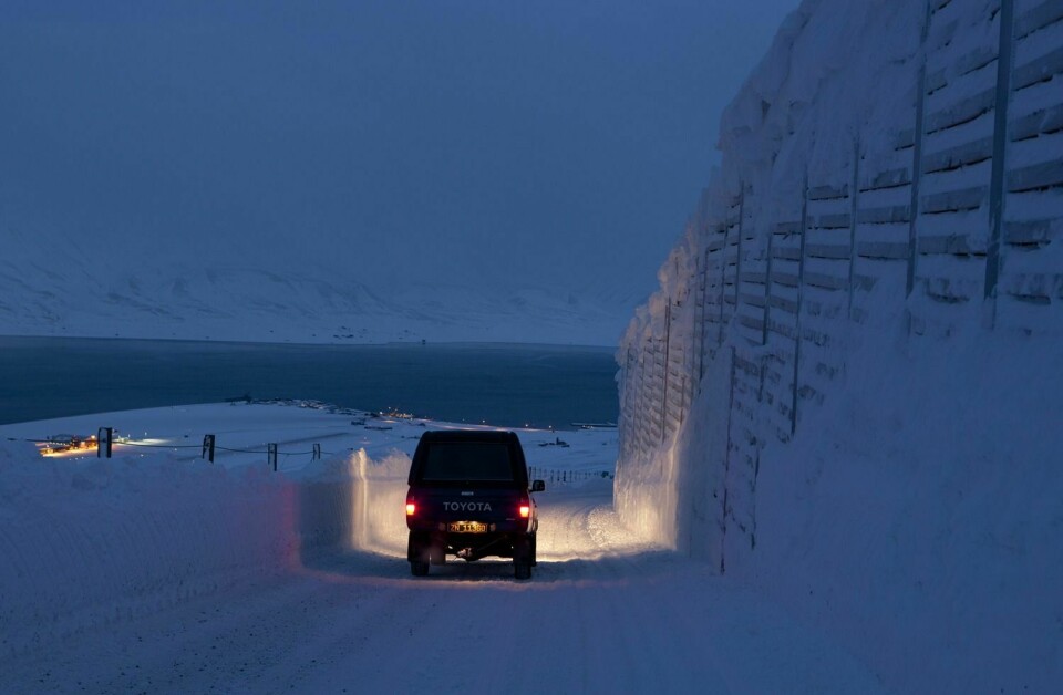 Longyearbyen Røde Kors Hjelpekorps sjekker snøforholdene rundt SvalSat-veien hver fredag.