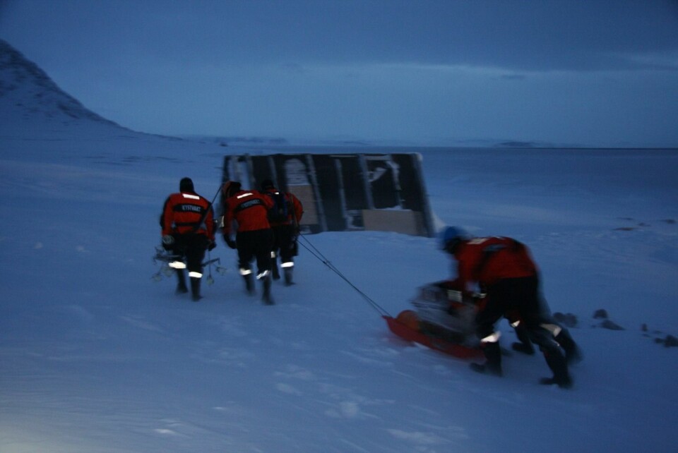 Utstyr hales i land ved «Bjørnehiet» i ruskevær. Utstyr hales i land ved «Bjørnehiet» i ruskevær.
