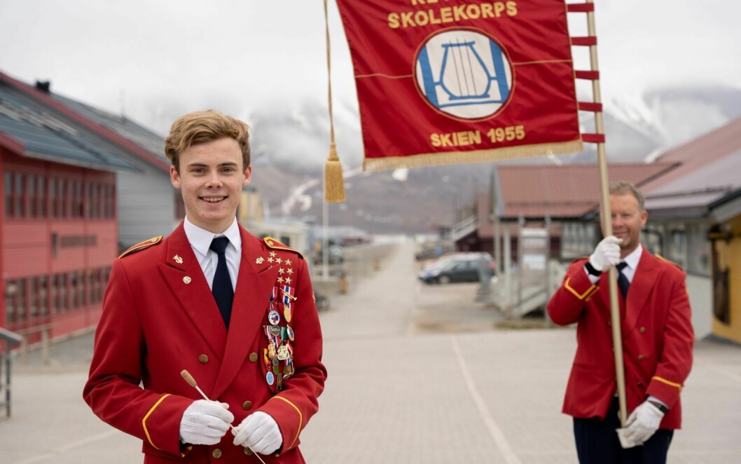 Klyve skolekorps spilte i Longyearbyen, og Marius Walaas Brodahl debuterte som dirigent på sin siste korpstur.