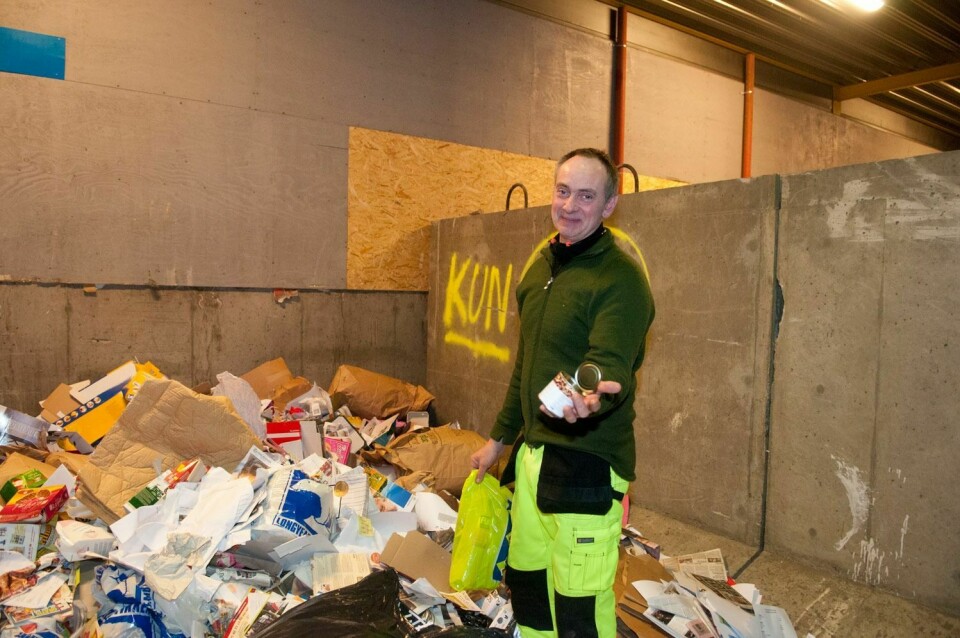 Mye feilsortert: DriftslederHans Petter Lauritsen ved avfallsanlegget får for mye søppel i papiret til å kunne gjenvinne det. Onsdag var det både metallbokser, poser, embalasjekartong, plastflasker og makulert papir i papirhaugen.