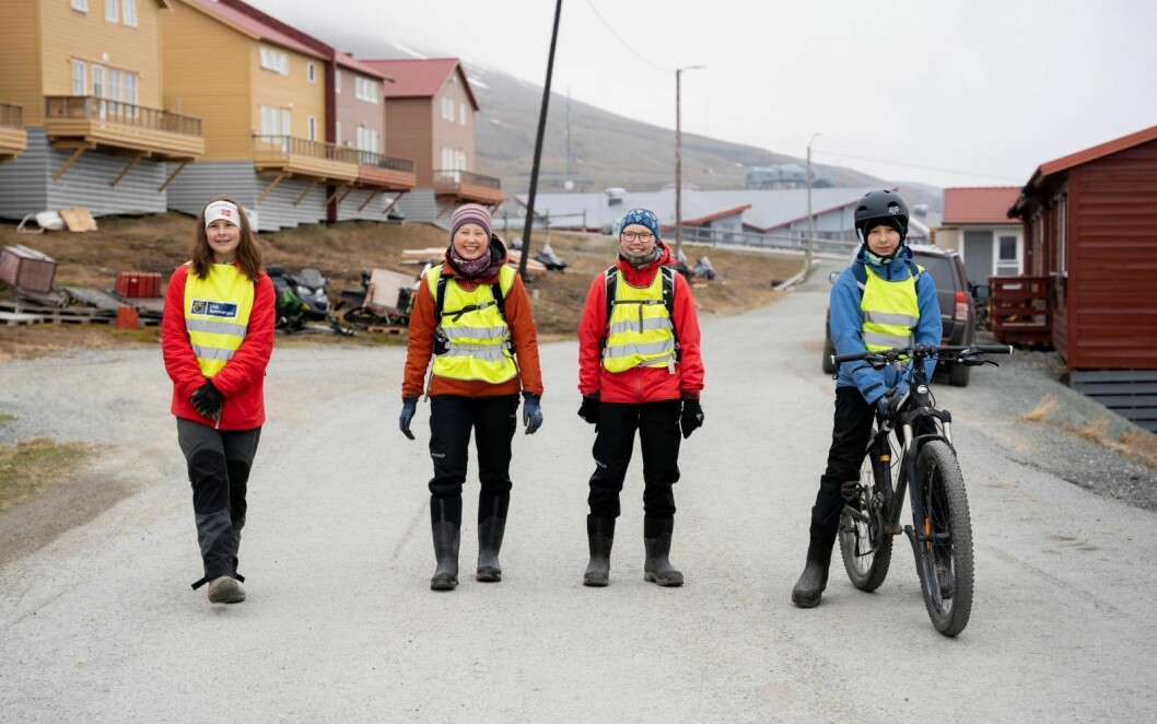 Hvert år tilbyr Longyearbyen lokalstyre sommerjobb for ungdommer. Fra venstre: Astrid Bygjordt Larssen (13), Inger Johanne Moen (17), Emilie Moen (18) og Nore Sofienlund Olsen (13).