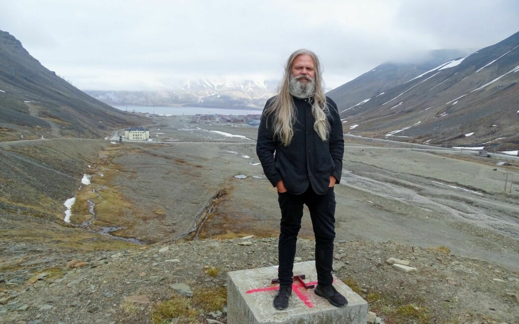 HØYE MÅL: Brennevinsprodusent Stig Bareksten sa han skulle lage verdens beste brennevin. Han lyktes svært godt med en gin og holdt denne uka foredrag i Longyearbyen.