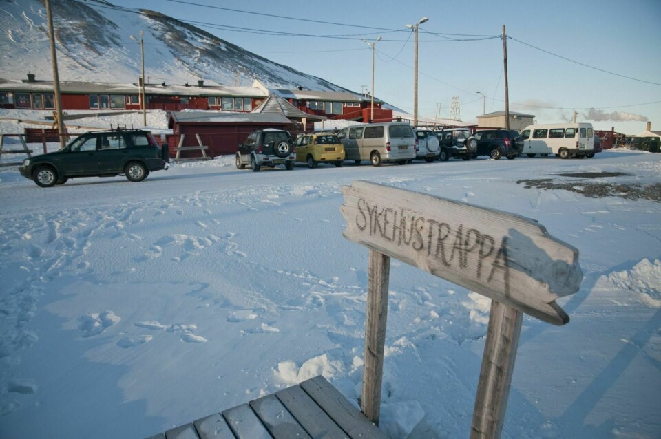 Solstrålene traff sykehustrappa ved Svalbard kirke ved 13-tida i dag, og hånda til Svalbardpostens utsendte skygger for sola.