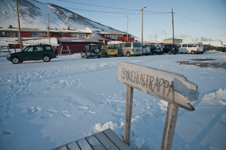 Solstrålene traff sykehustrappa ved Svalbard kirke ved 13-tida i dag, og hånda til Svalbardpostens utsendte skygger for sola. Solstrålene traff sykehustrappa ved Svalbard kirke ved 13-tida i dag, og hånda til Svalbardpostens utsendte skygger for sola.