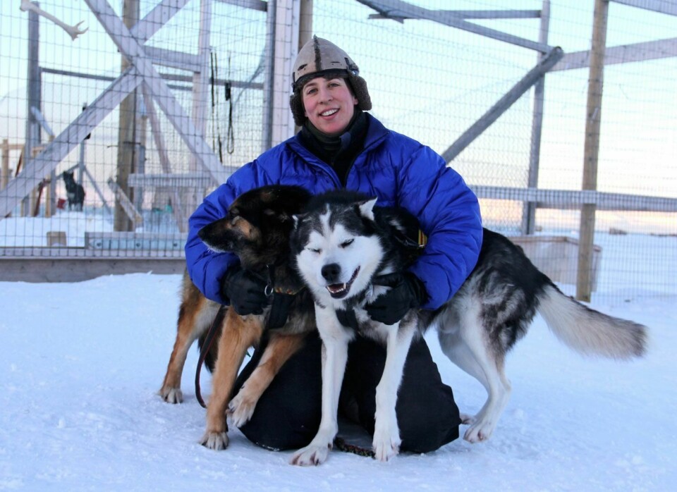 Kjemper mot regler: Leder Christiane Hübner i Longyearbyen hundeklubb mener de nye kravene til ormekur og mangel på veterinær i Longyearbyen skaper en uholdbar situasjon for hunder og eiere. Her er hun i Ny-Ålesund med to av sine hunder.