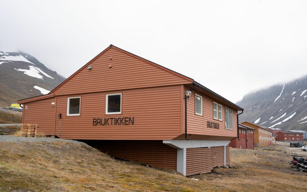 Bruktikken har flyttet, og har nå lokale med vinduer. De ansatte er veldig fornøyde med det naturlige lyset som de nå får gjennom vinduene. Bruktikken har flyttet, og har nå lokale med vinduer. De ansatte er veldig fornøyde med det naturlige lyset som de nå får gjennom vinduene.