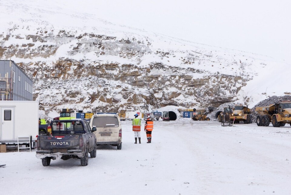 Anleggsområdet ved foten av Lunckefjellet, med de to åpningene inn i fjellet. En større brakkerigg er kommet på plass (t.v.). Den blir gruvekontor og tilfluktsted når vinterstormene herjer. Anleggsområdet ved foten av Lunckefjellet, med de to åpningene inn i fjellet. En større brakkerigg er kommet på plass (t.v.). Den blir gruvekontor og tilfluktsted når vinterstormene herjer.