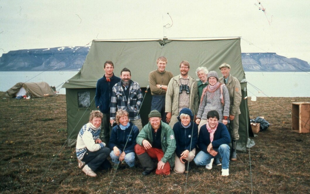 Dicksonfjorden: Gruppebilde fra Polar Trackings aktiviteter, 1986. Enar bakerst til høyre i bildet.