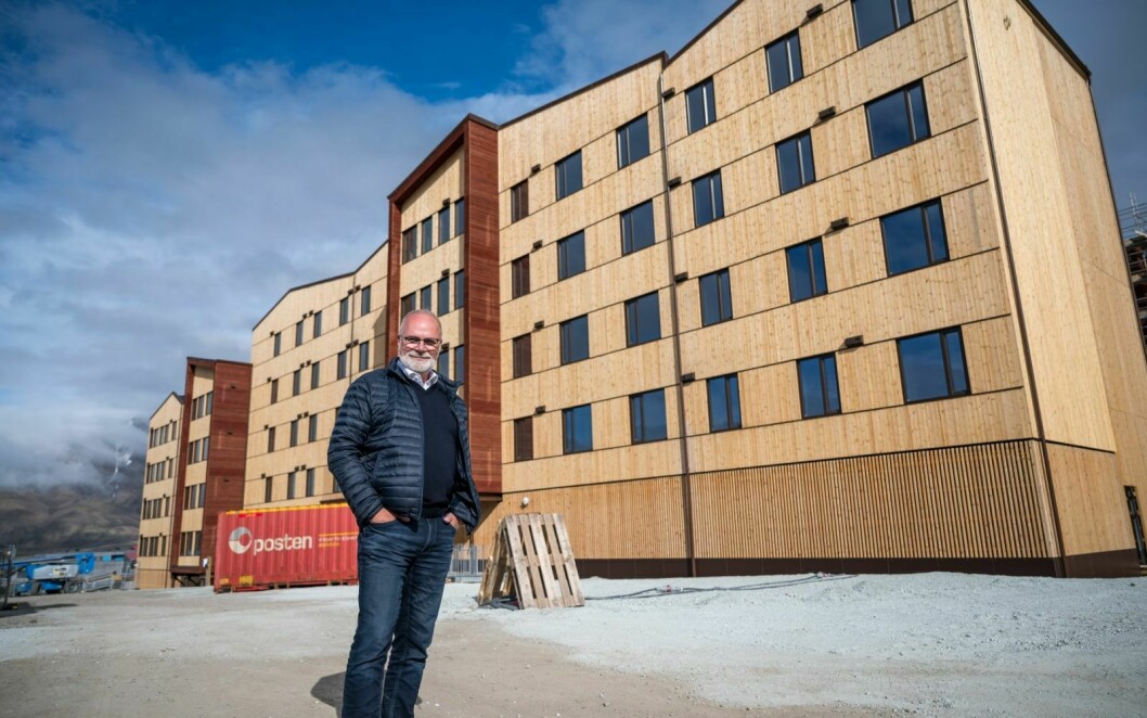 Det første bygget, nærest Skjæringa, er nå overtatt av Norges Arktiske Studentsamskipnad. Direktør Hans Petter Kvaal er godt fornøyd med jobben som er gjort, og ser frem til å ta i mot de første studentene.
