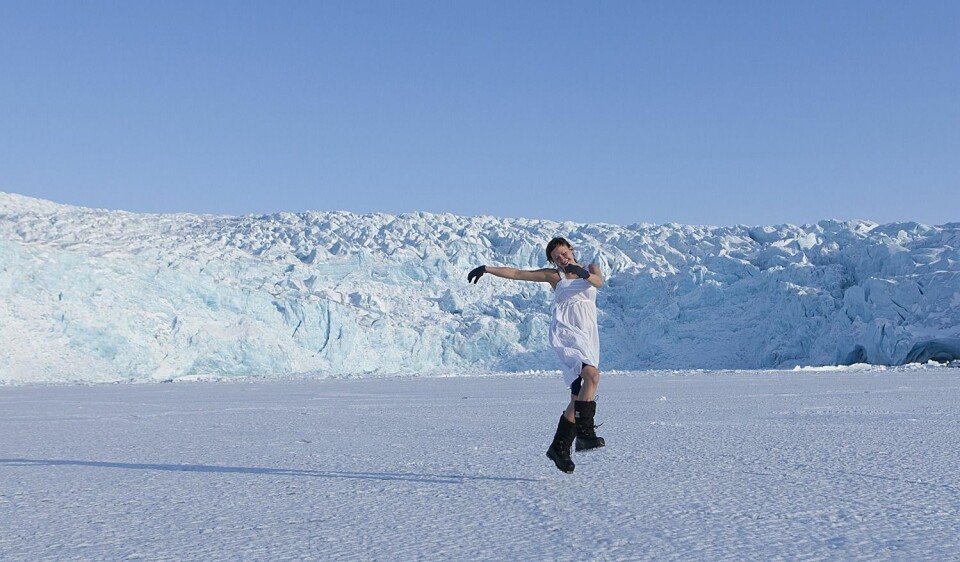 En hoppende fornøyd Ilona Wisniewska i godværet første påskedag ved fronten av Nordenskiöldbreen. Hun hører til de mange fastboende i Longyearbyen som har tilbrakt påsken ute i terrenget.