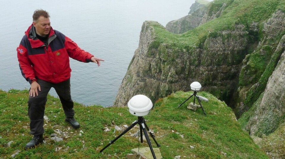 Overvåker sjøfuglene: Forskerne bruker automatiske kamera for å overvåke sjøfuglene på Bjørnøya, her ved sjøfuglforsker Hallvard Strøm.