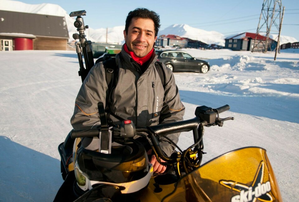 Ut på tur: Omid Abolhasani (32) jobber på kafe Fruene, og har nettopp forelsket seg i en Ski Doo. Når han ikke lager mat og kaker, suser han rundt på den.