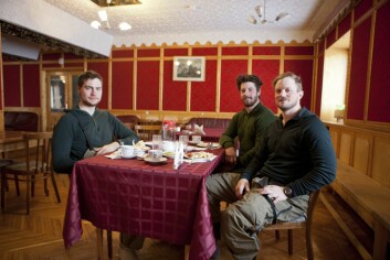 Skigåerne Fredrik Bjerkås (t.v.) fra Asker, Markus Haugen fra Bergen og Per Kristian Bruun fra Steinkjer satte stor pris på å kunne slå seg til et par døgn på hotell Tulipan, etter én uke i telt. Skigåerne Fredrik Bjerkås (t.v.) fra Asker, Markus Haugen fra Bergen og Per Kristian Bruun fra Steinkjer satte stor pris på å kunne slå seg til et par døgn på hotell Tulipan, etter én uke i telt.
