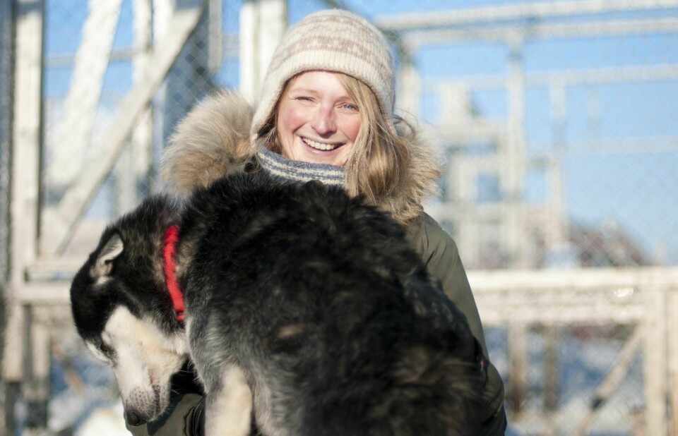 Gode venner: Elin M. Lien eier to hunder, «Alta» og «Gnist». Hun er med i skredgruppa til Røde Kors og jobber hos Sysselmannen.