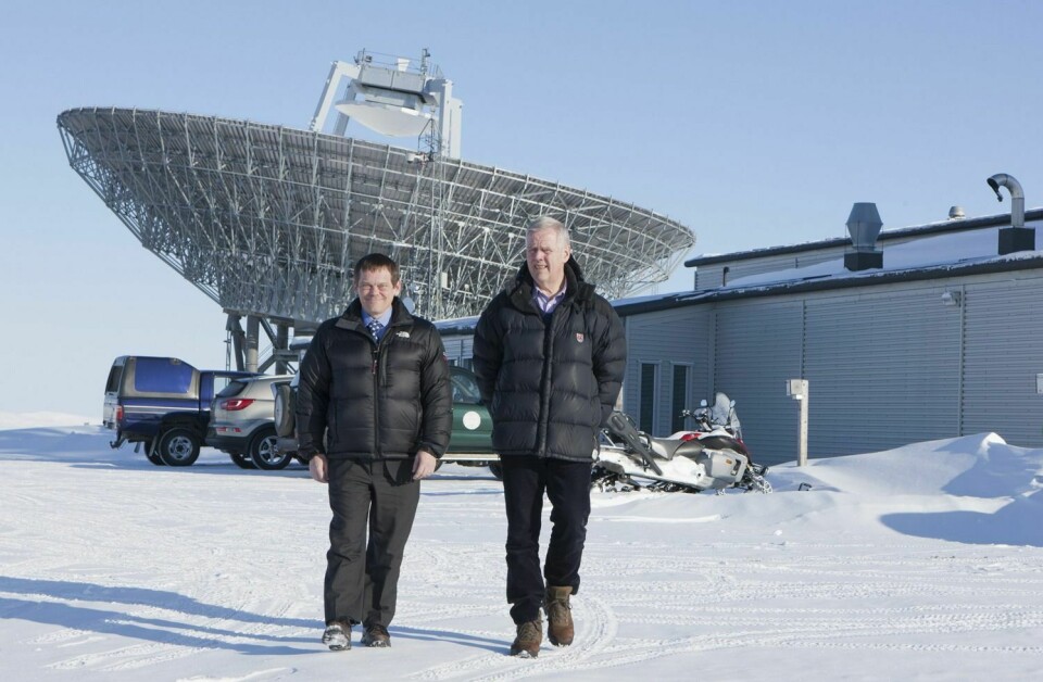 Eiscat-direktør Craig Heinselman (t.v.) og prosjektleder Arvid Øvergård ved Eiscat-anlegget på Breinosa. Med en ny antenne vil dagens to antenner framstå noe puslete.