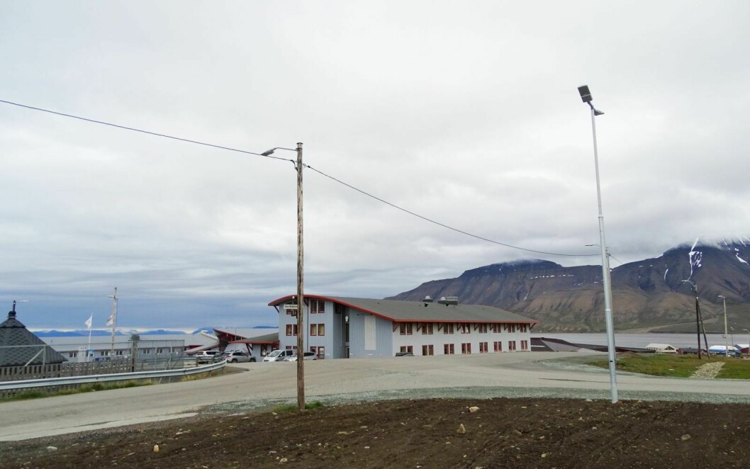 RUNDKJØRING: LL foreslår rundkjøring i dette krysset. Buss- og taxiselskap og Visit Svalbard mener det ikke er plass til en som vil være stor nok til å fungere godt.