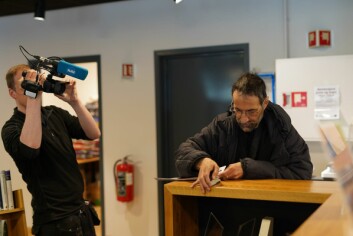 <strong class="nf-o-text--strong">På biblioteket:</strong> Mark filmes av NRK mens han jobber med neste utgave av Icepeople. <strong class="nf-o-text--strong">På biblioteket:</strong> Mark filmes av NRK mens han jobber med neste utgave av Icepeople.