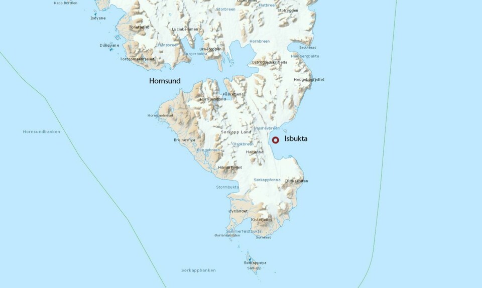 Isbjørnen ble skutt i Isbukta, sørøst på Spitsbergen (rød sirkel). Stedet ligger 160 kilometer sørøst for Longyearbyen.