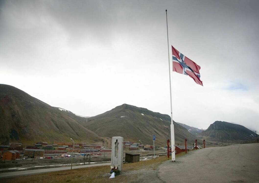 TIL MINNE: I dag er det ti år siden terrorangrepene mot Oslo og Utøya. Bildet er fra en tidligere markering utenfor Svalbard kirke.