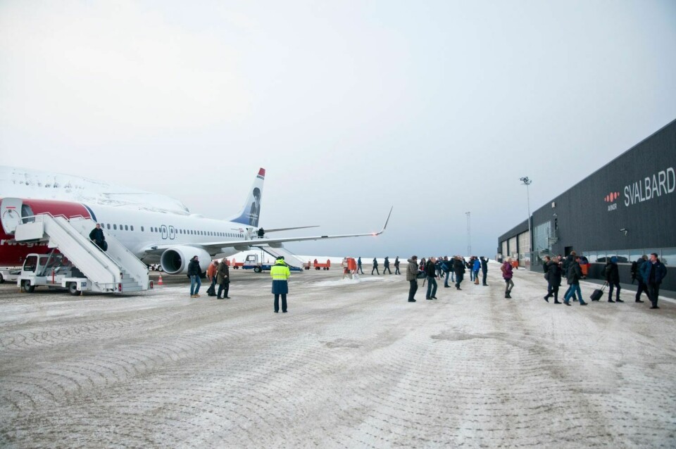 Så godt som alle som kommer til øygruppen kommer med fly til Svalbard lufthavn Longyear.